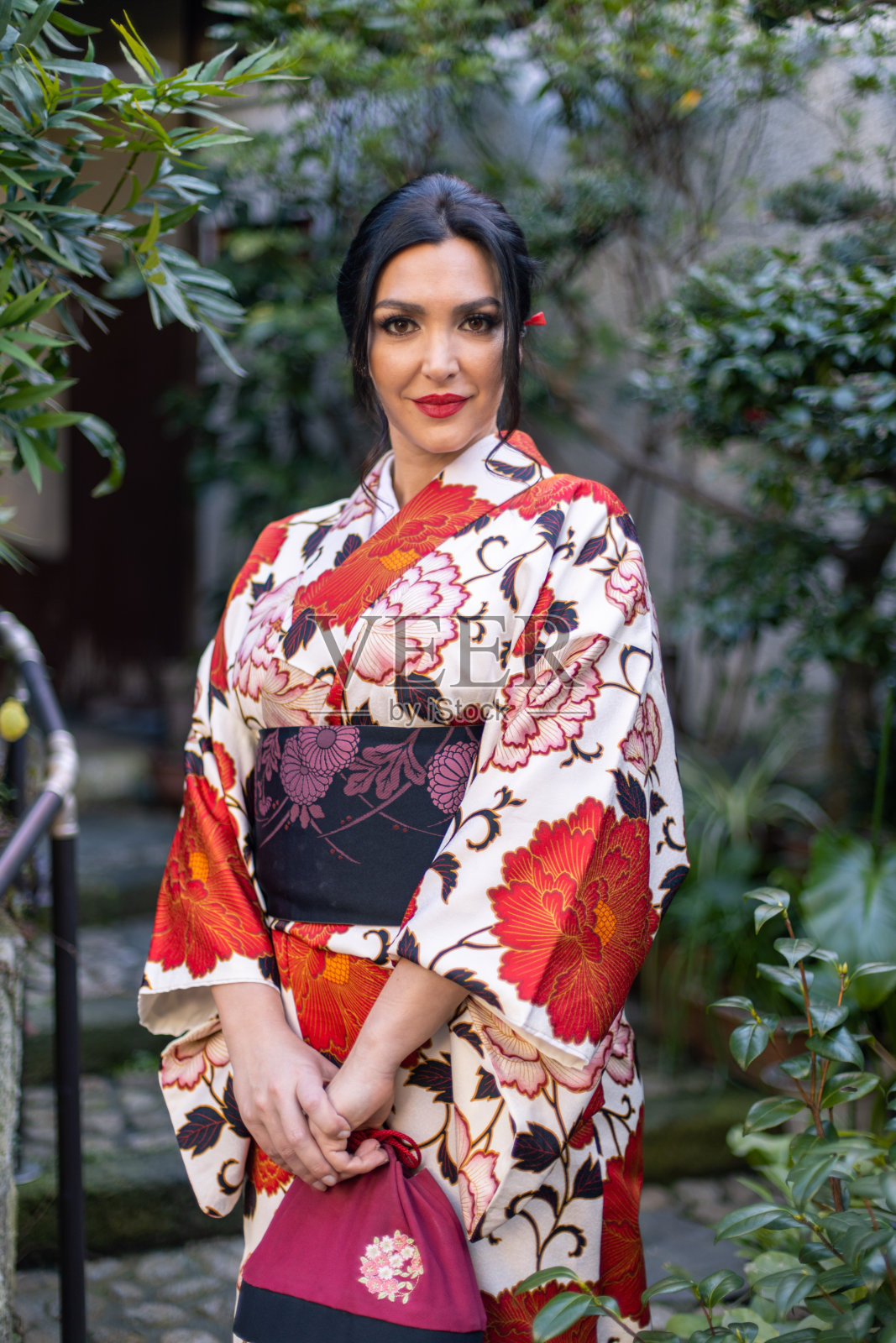 穿着绿色和服的白人妇女的肖像照片摄影图片