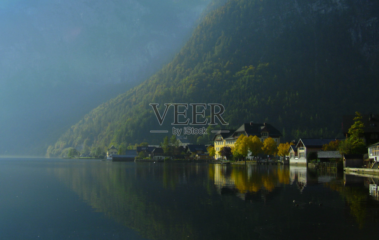 哈尔斯塔特市靠近湖泊和山脉，有着令人难以置信的美丽景色照片摄影图片