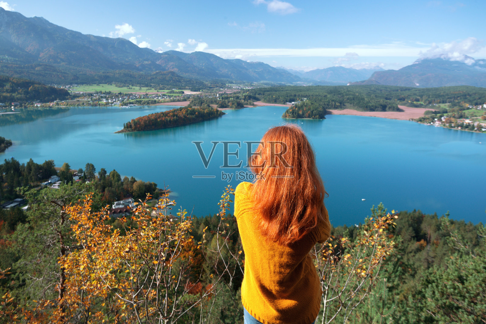 夏天的公路旅行。快乐女孩的旅行和风景与一个美丽的山湖。“n照片摄影图片