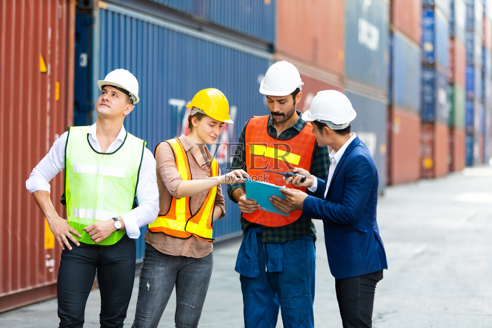 在集装箱堆场工作的工人或工程师照片摄影图片