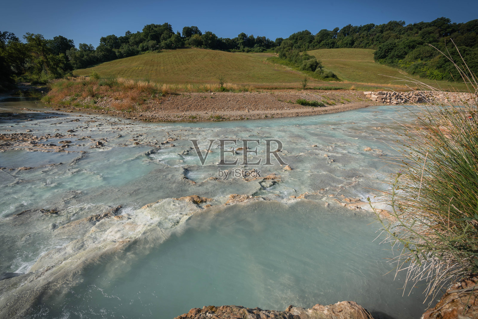 托斯卡纳萨图尼亚的天然温泉水照片摄影图片