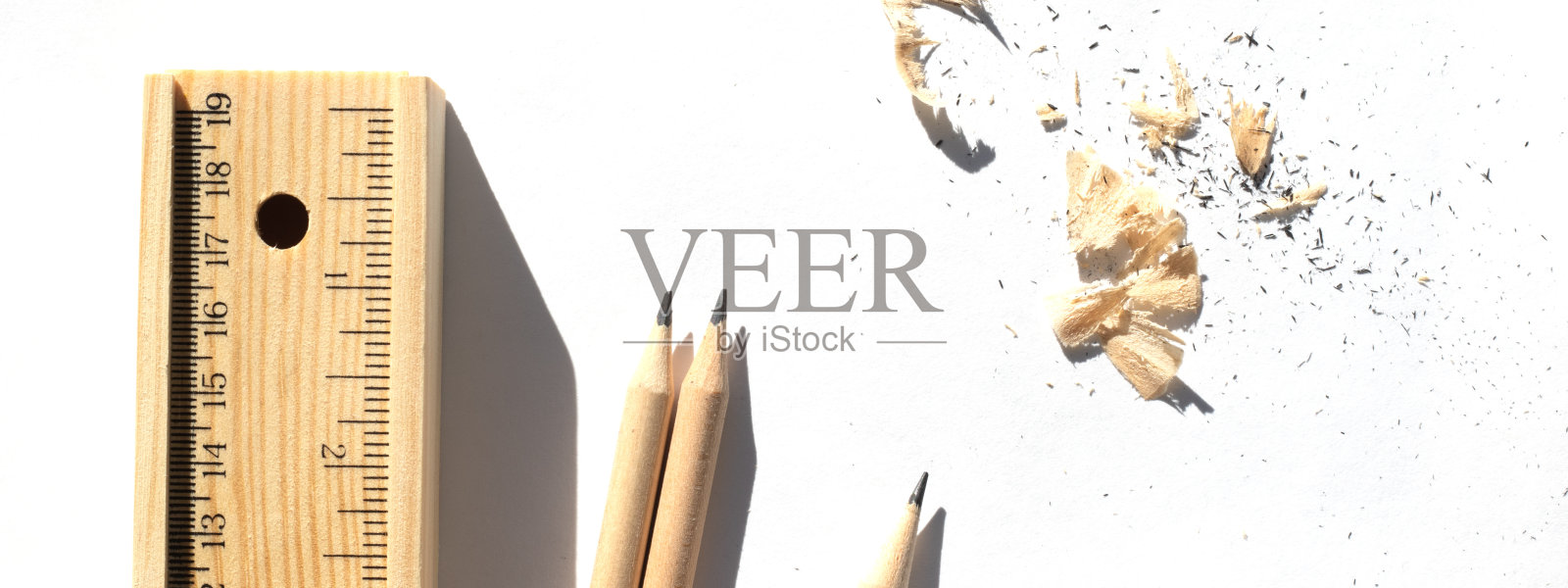 文具盒和铅笔在明亮的日光下放在桌子上。自然未上漆的木头。环保的材料照片摄影图片