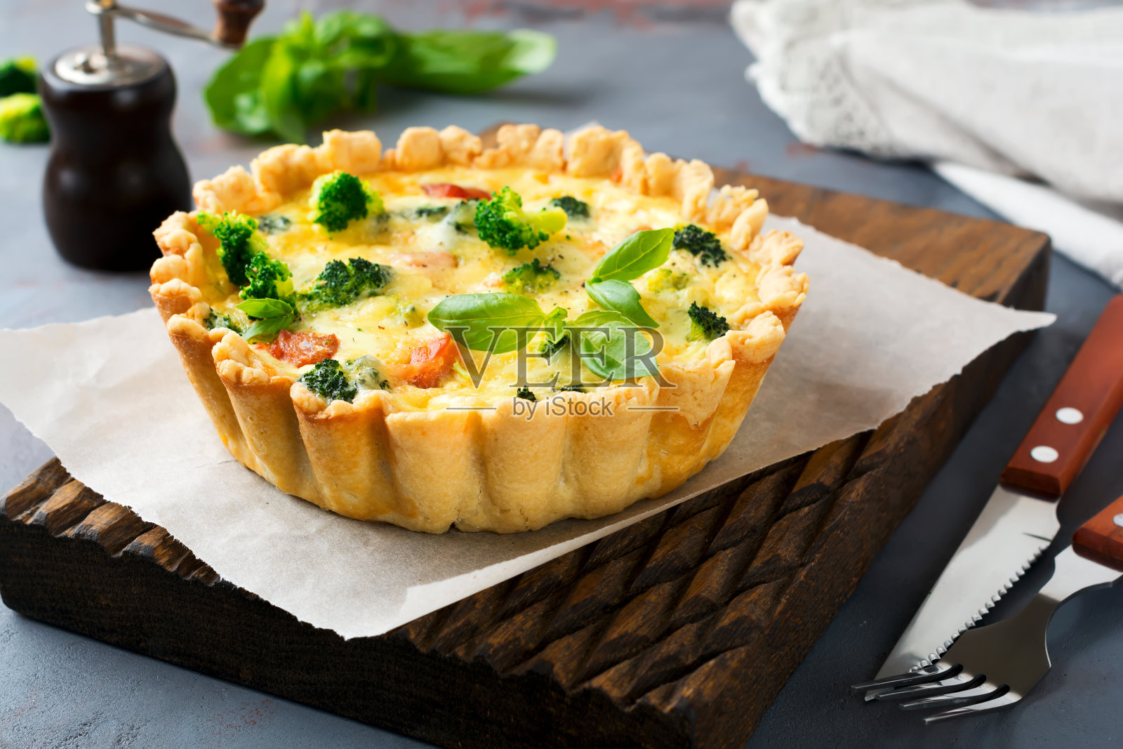 自制乳蛋挞与红鱼鲑鱼，西兰花，罗勒，调味料和奶酪在灰色的石头背景。有选择性的重点。照片摄影图片