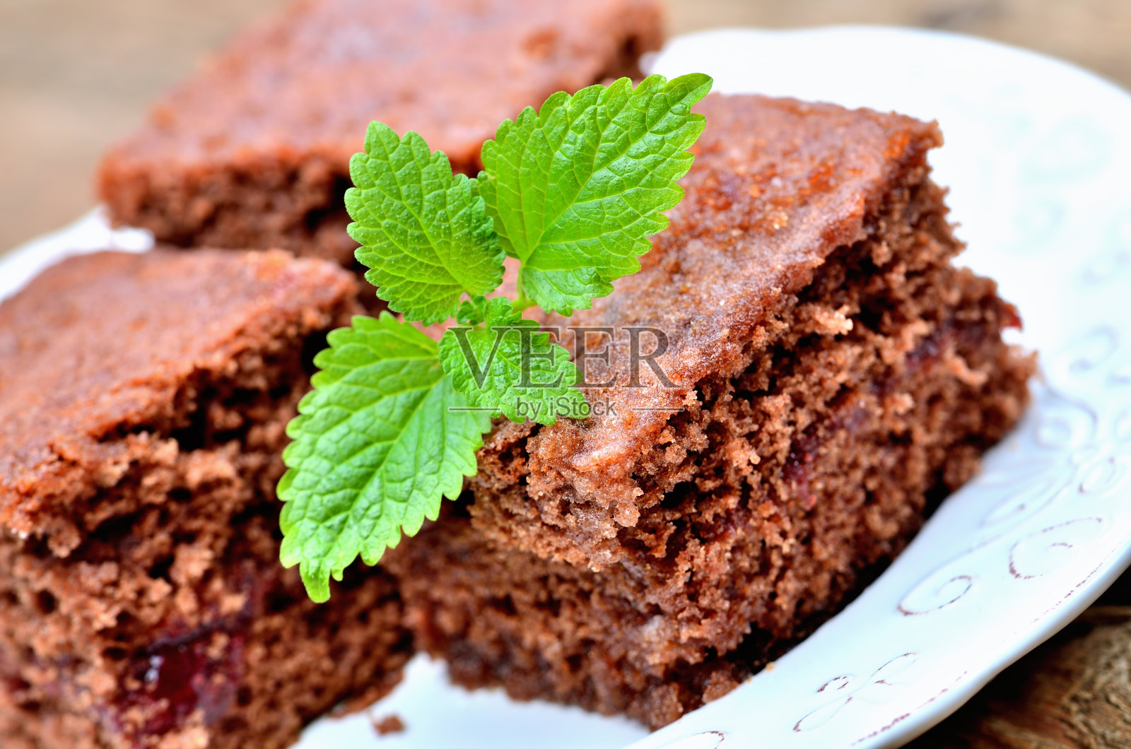 特写的姜饼面包与薄荷叶。照片摄影图片