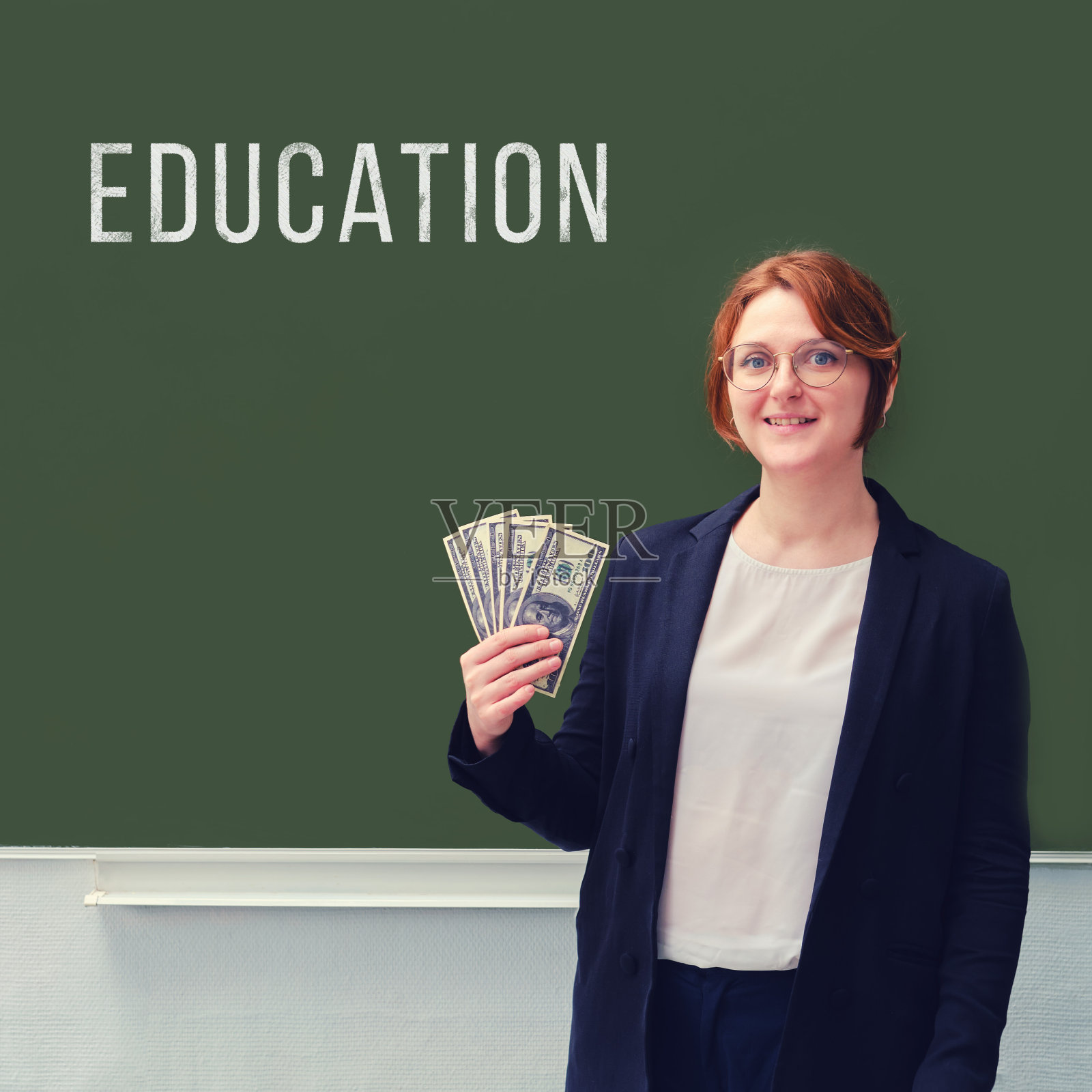 学校教师用美元和课文把“教育”写在黑板上，概念财务成本培训照片摄影图片