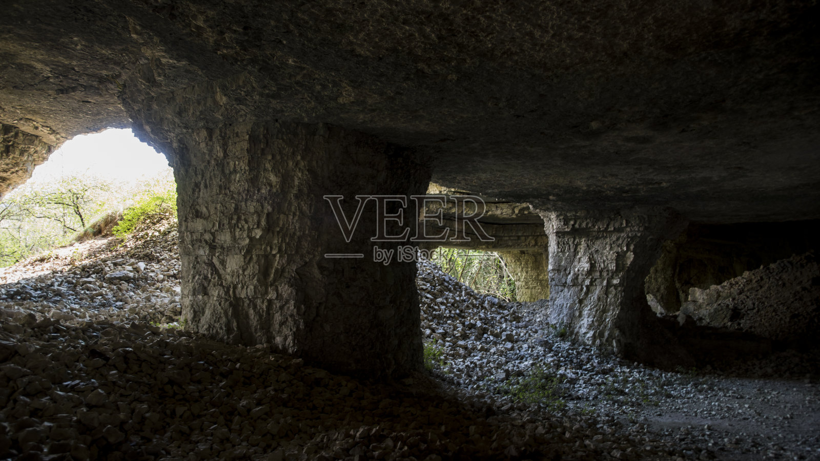 山上的一个古老的山洞照片摄影图片