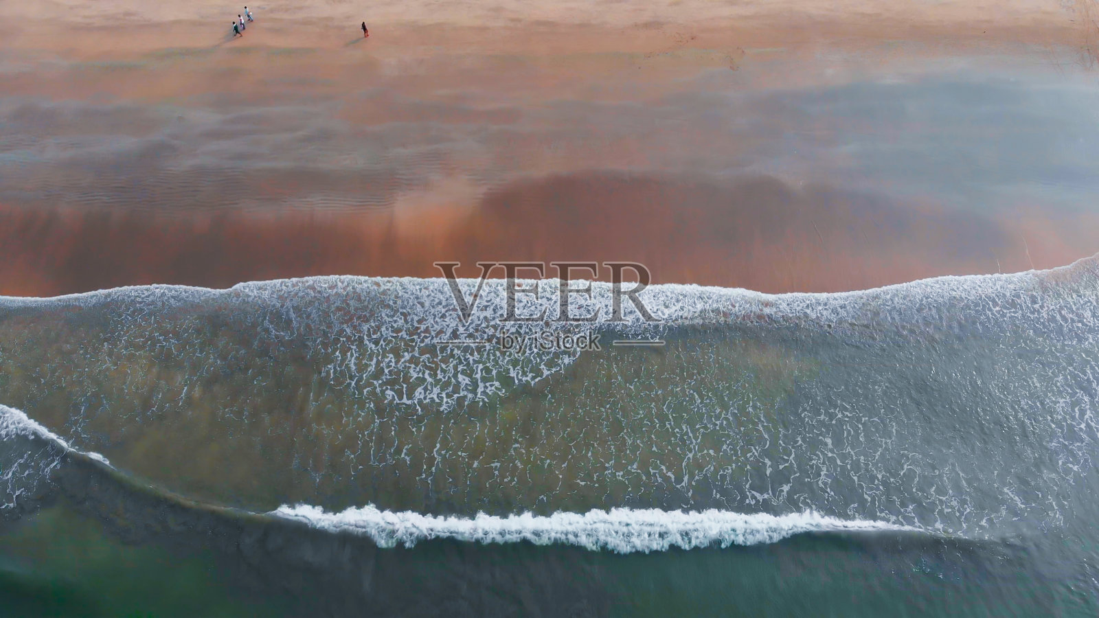 从阿拉姆海滩的无人机与潮汐波拍摄。果阿的状态。印度照片摄影图片