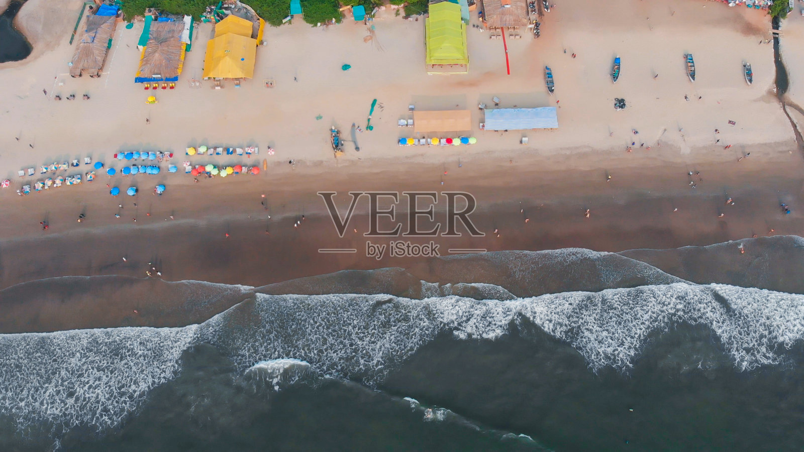 无人机拍摄的果阿邦的Arambol海滩。印度照片摄影图片