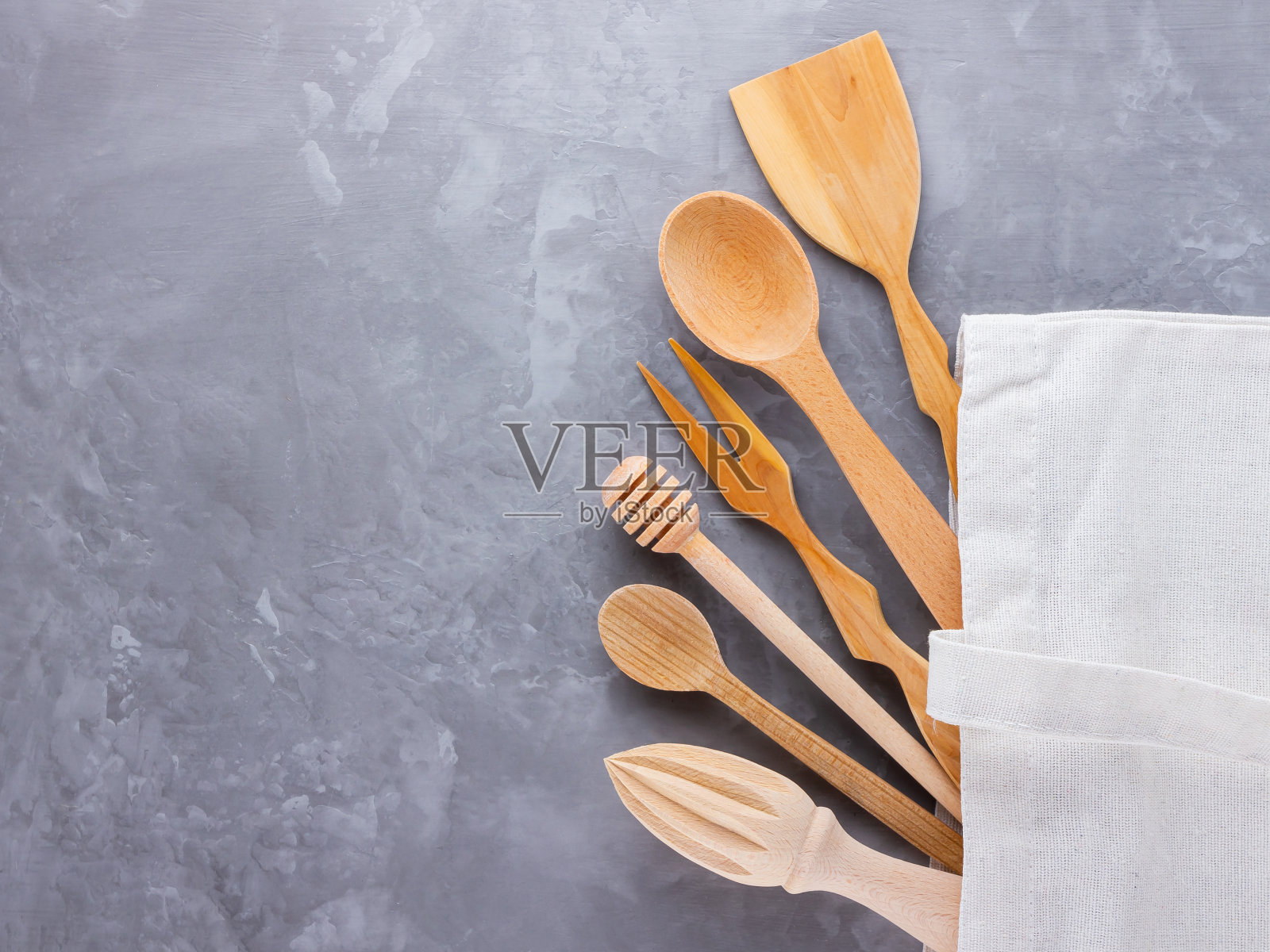 “零浪费”的概念。灰色背景上的棉花环保袋和木制餐具。一套环保木制餐具。塑料自由概念。极简主义。前视图。本空间照片摄影图片