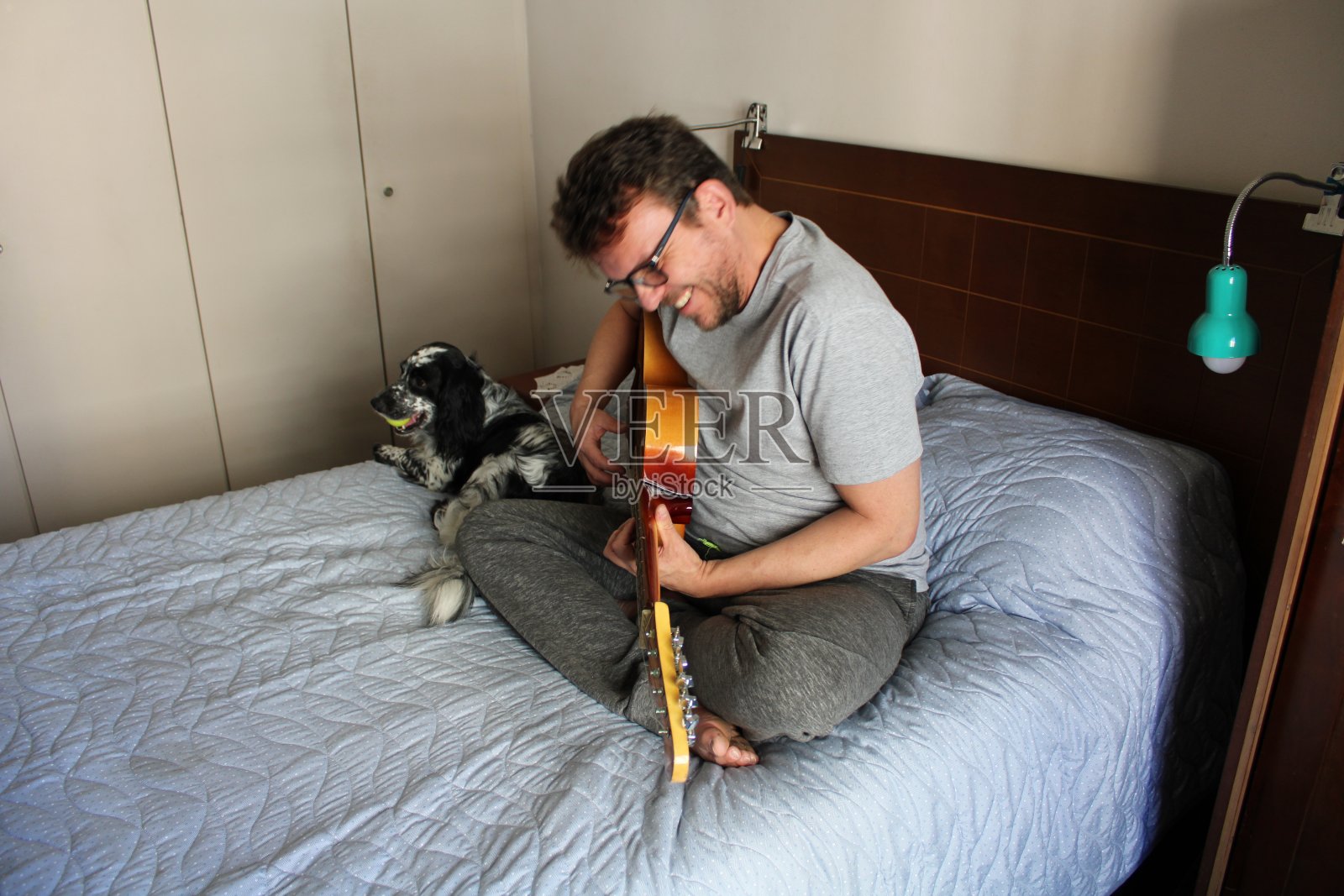 人弹吉他照片摄影图片