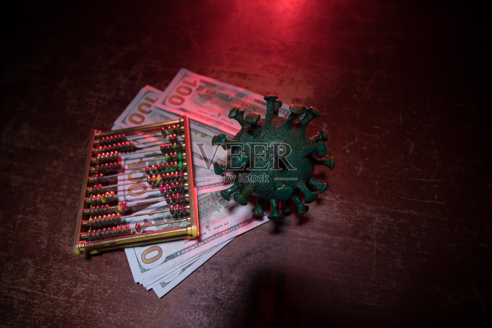 电晕病毒微型和钞票放在有雾和背光的木桌上。创意艺术品装饰。有选择性的重点。照片摄影图片