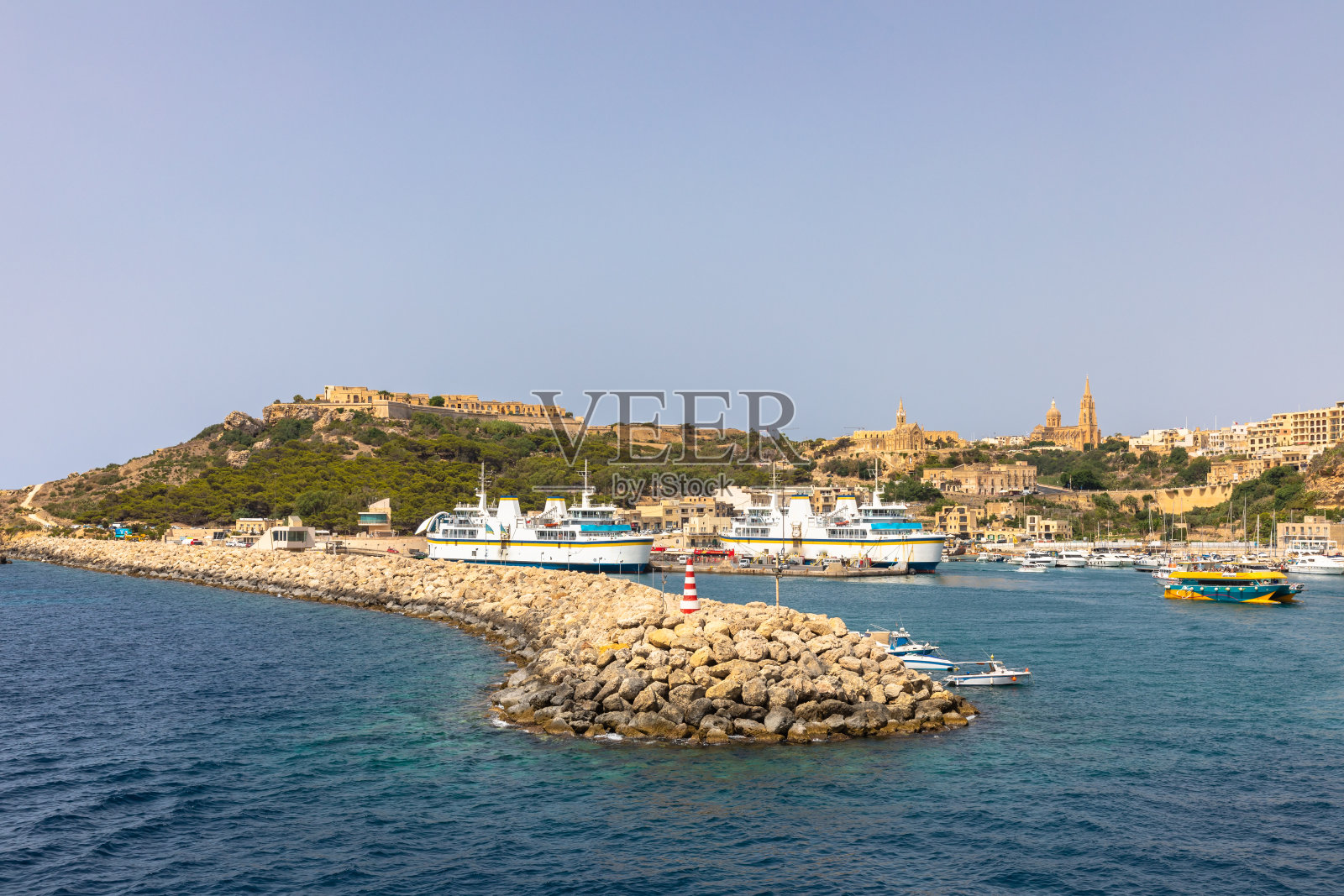 从Mgarr港俯瞰马耳他戈佐岛的全景照片摄影图片