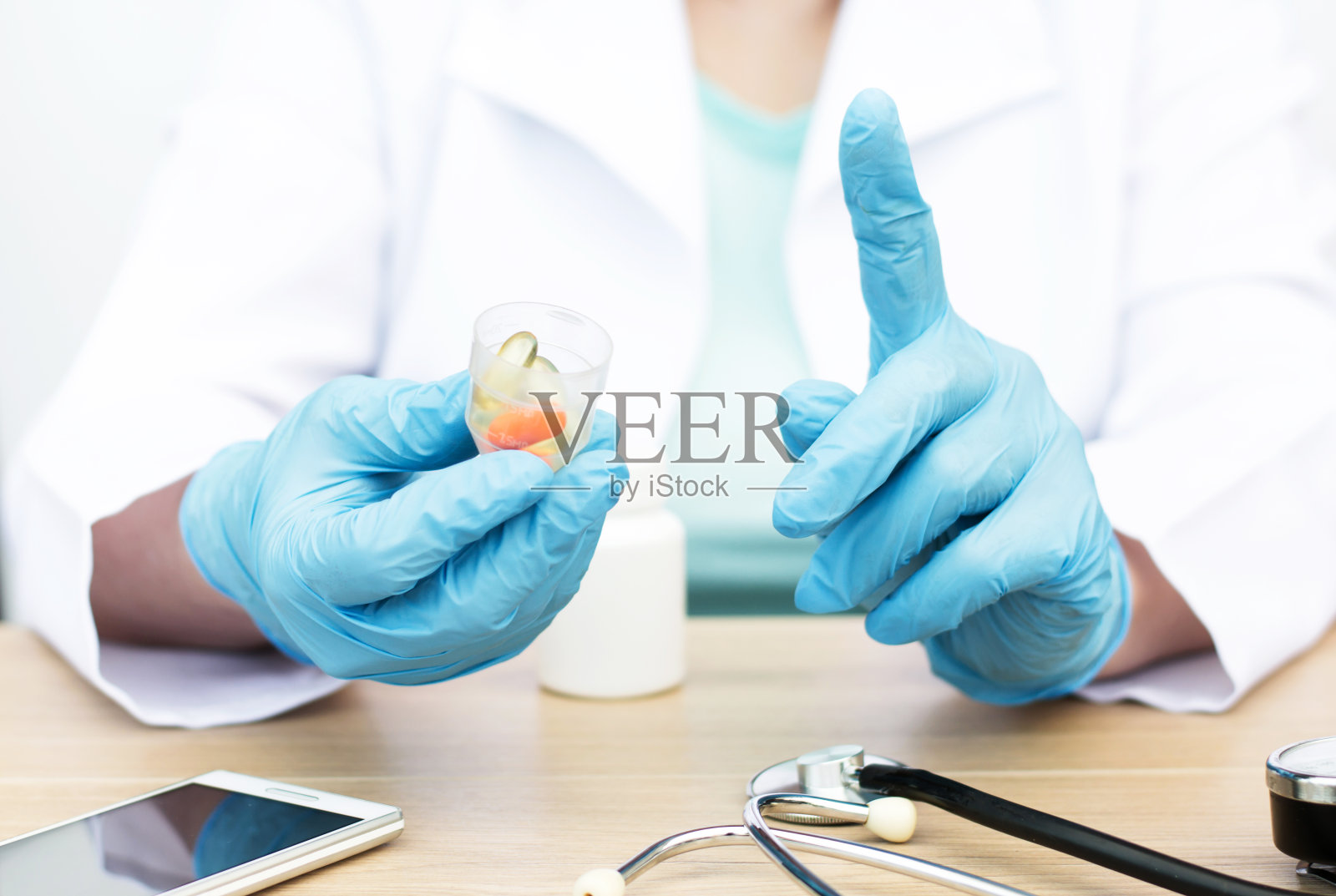 医生手中的药丸特写。治疗的概念照片摄影图片