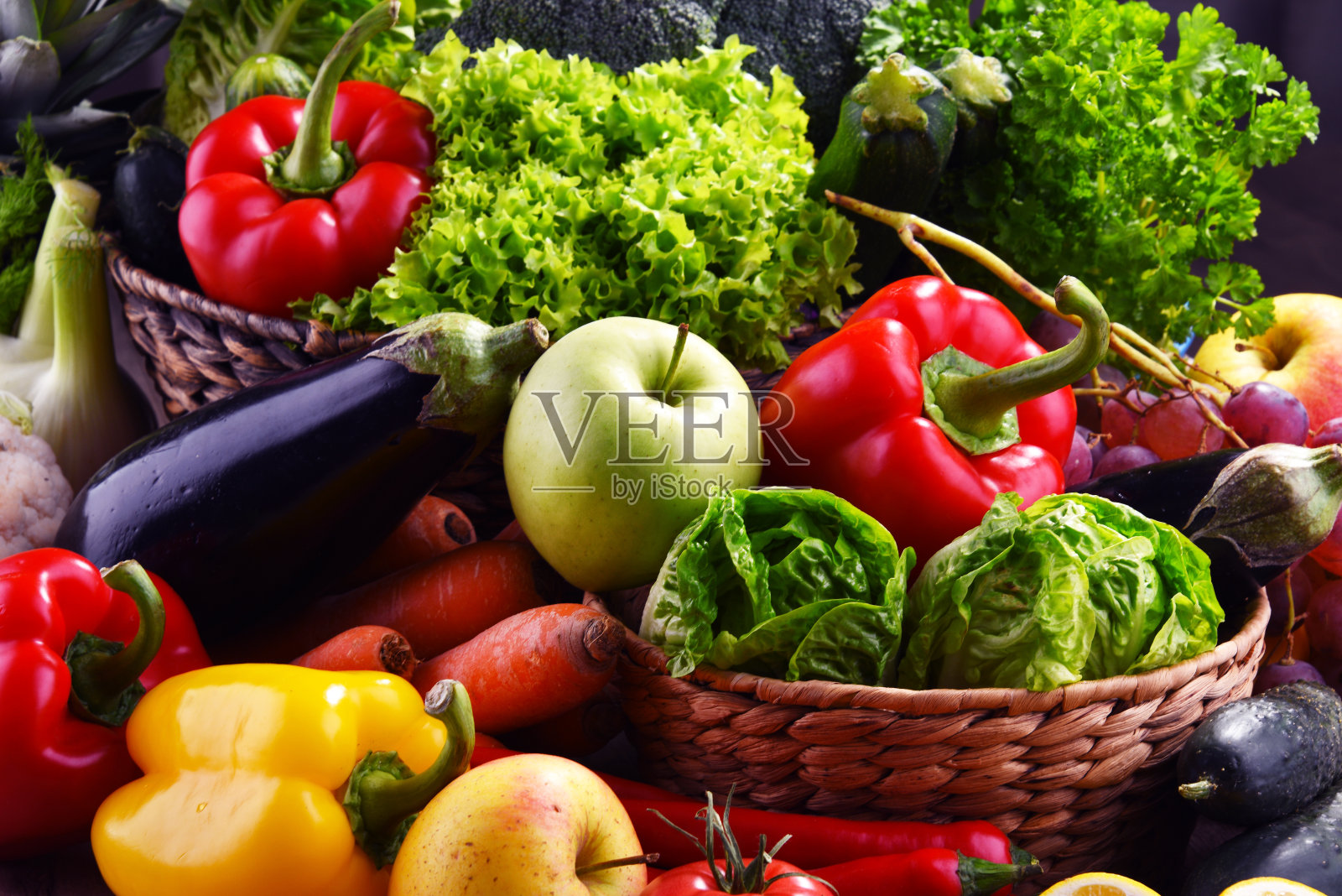 搭配各种有机蔬菜和水果照片摄影图片