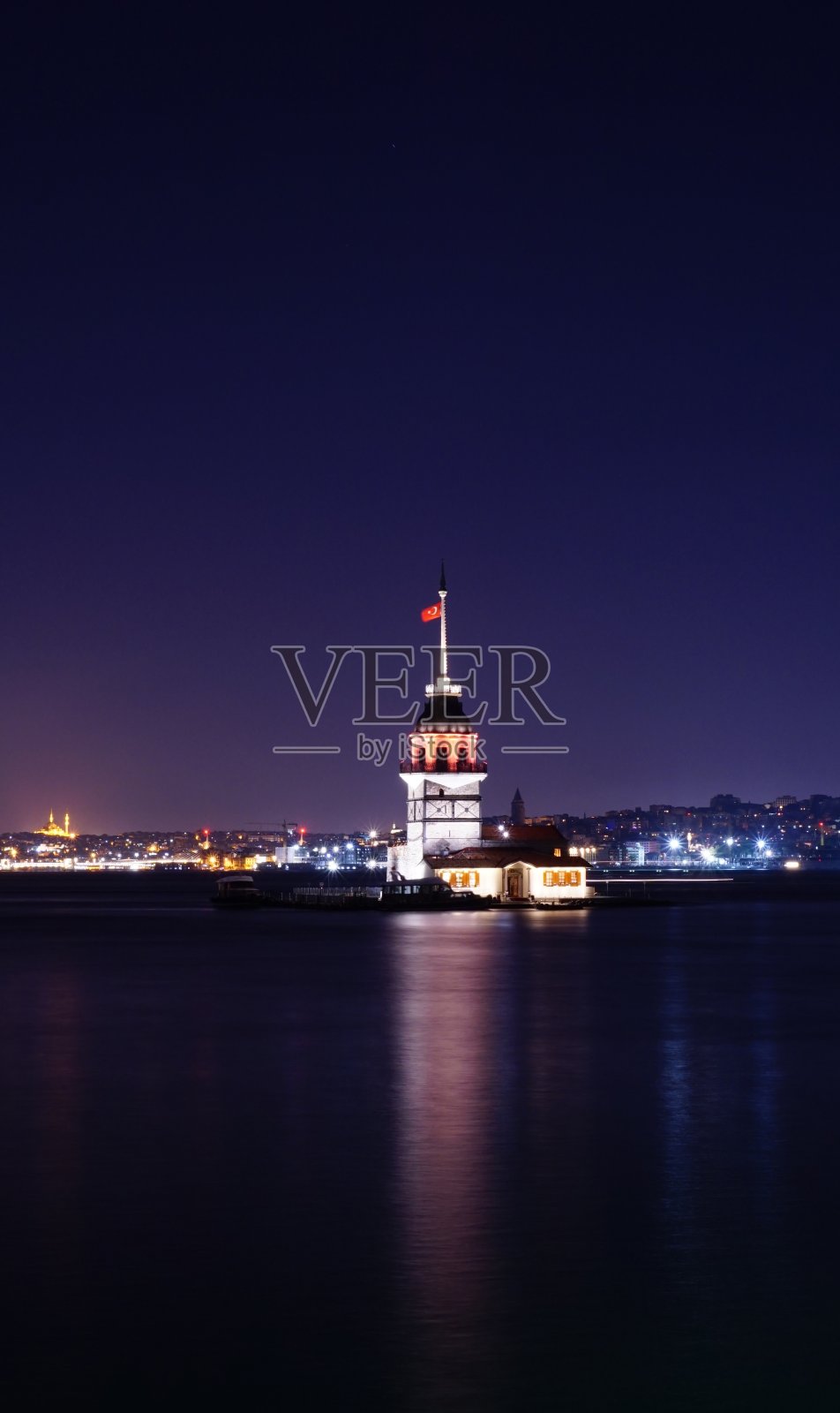 夜晚的少女塔，土耳其伊斯坦布尔的象征照片摄影图片