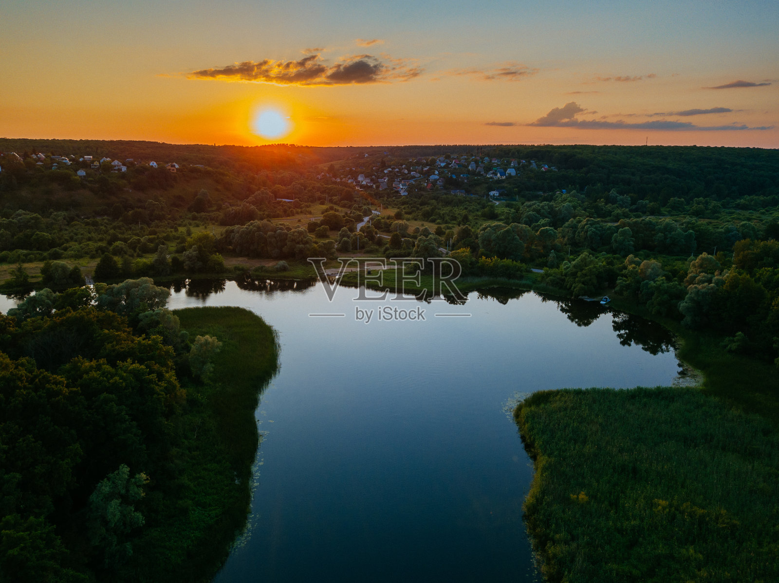 日落之上的河流在自然的乡村景观照片摄影图片