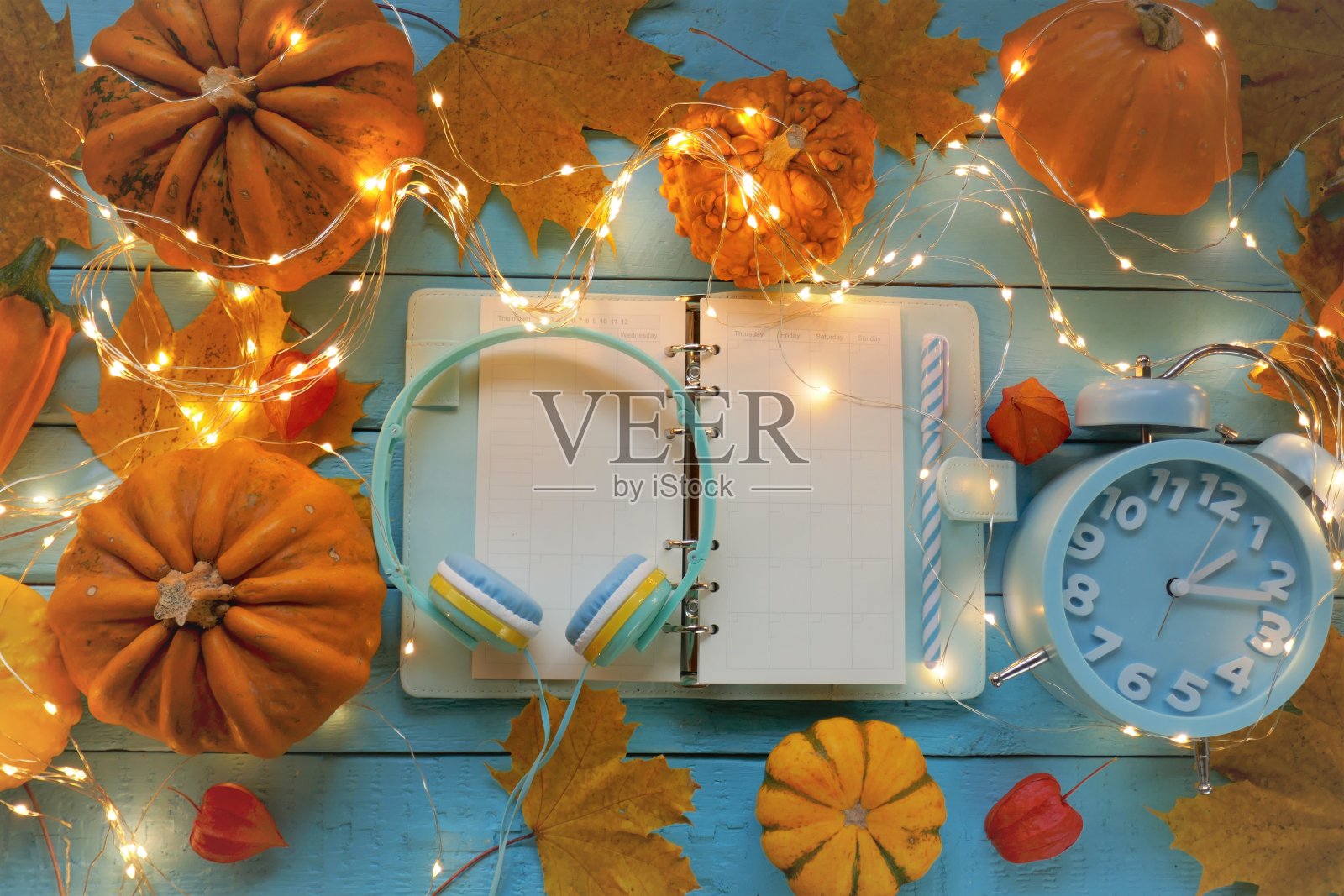 返校季：课程表、学习时间、空白笔记本与学习用品照片摄影图片