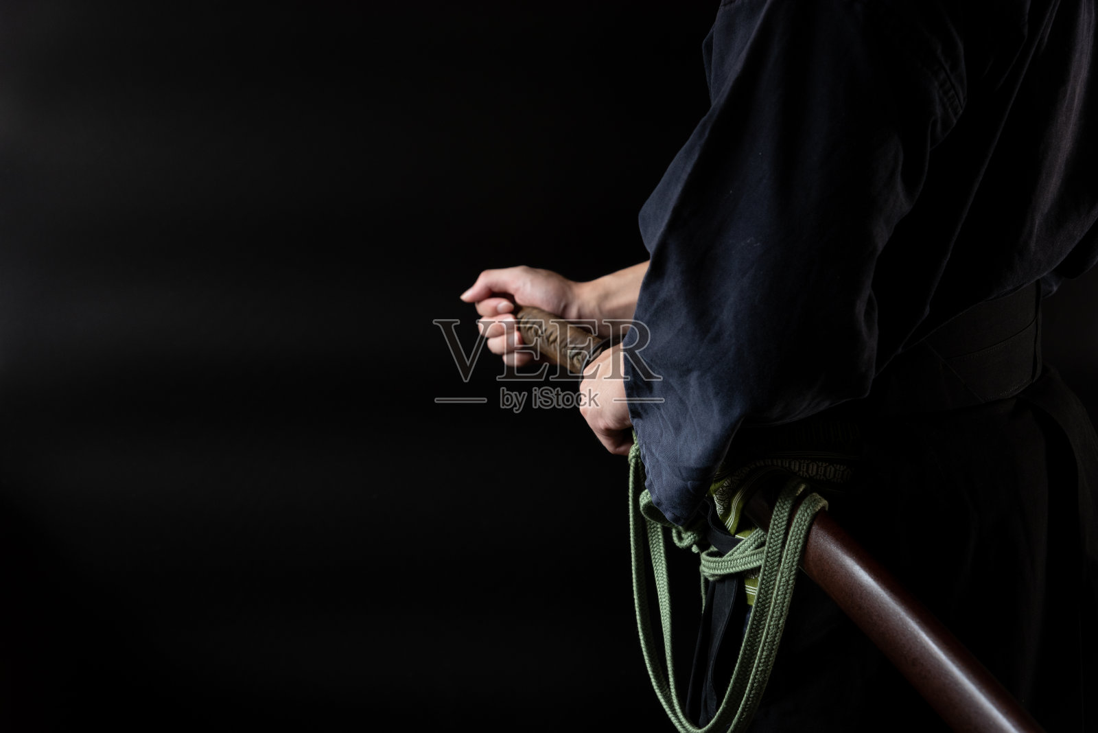 拿着日本剑的人照片摄影图片