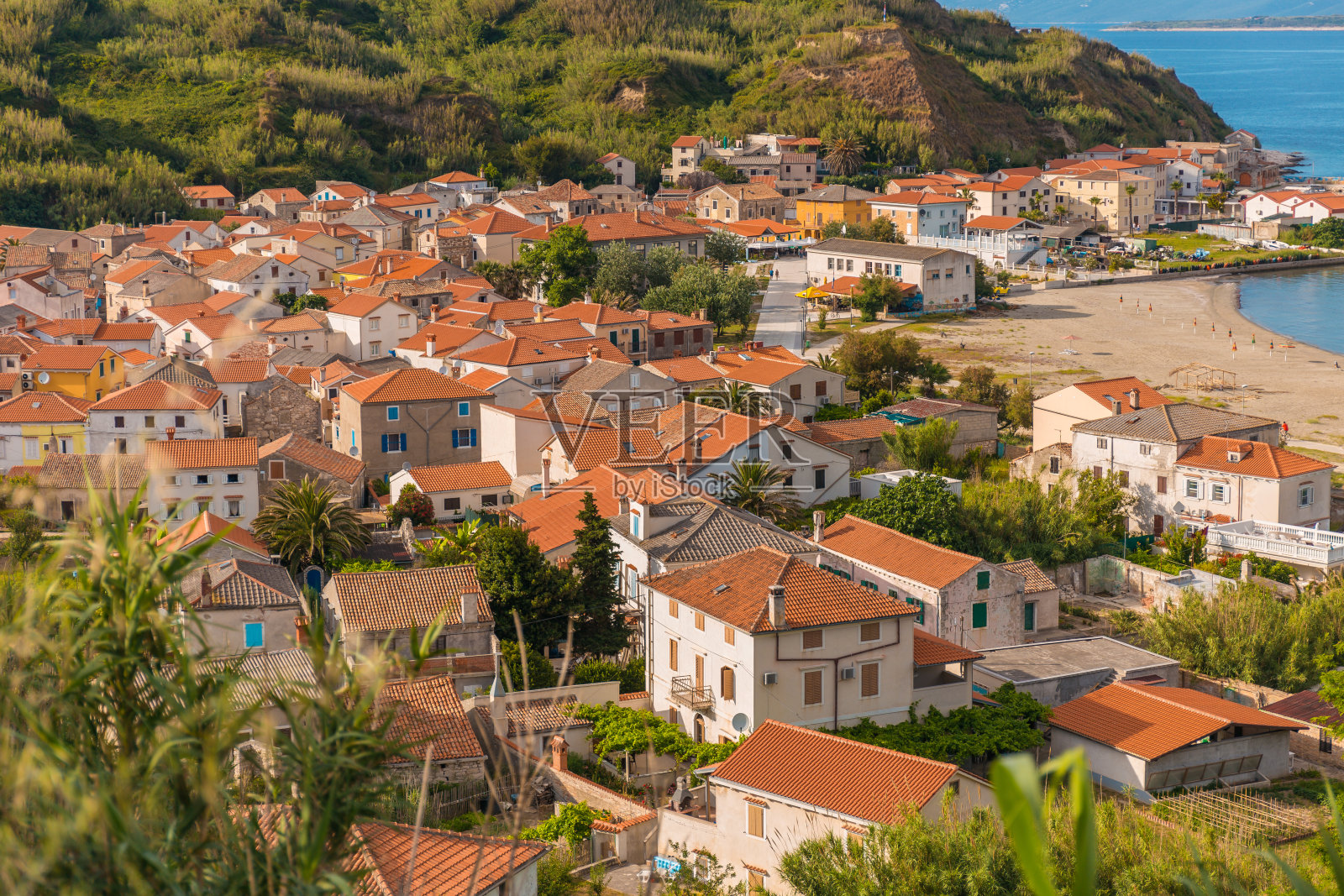 苏萨克岛海滩旁美丽的传统红屋顶白房子照片摄影图片