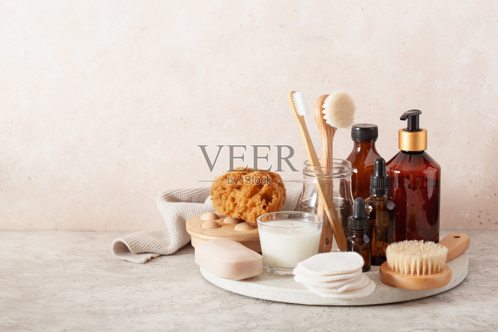 零废物环保卫生浴室概念。木制牙刷、香皂、可重复使用的护垫刷化妆品照片摄影图片