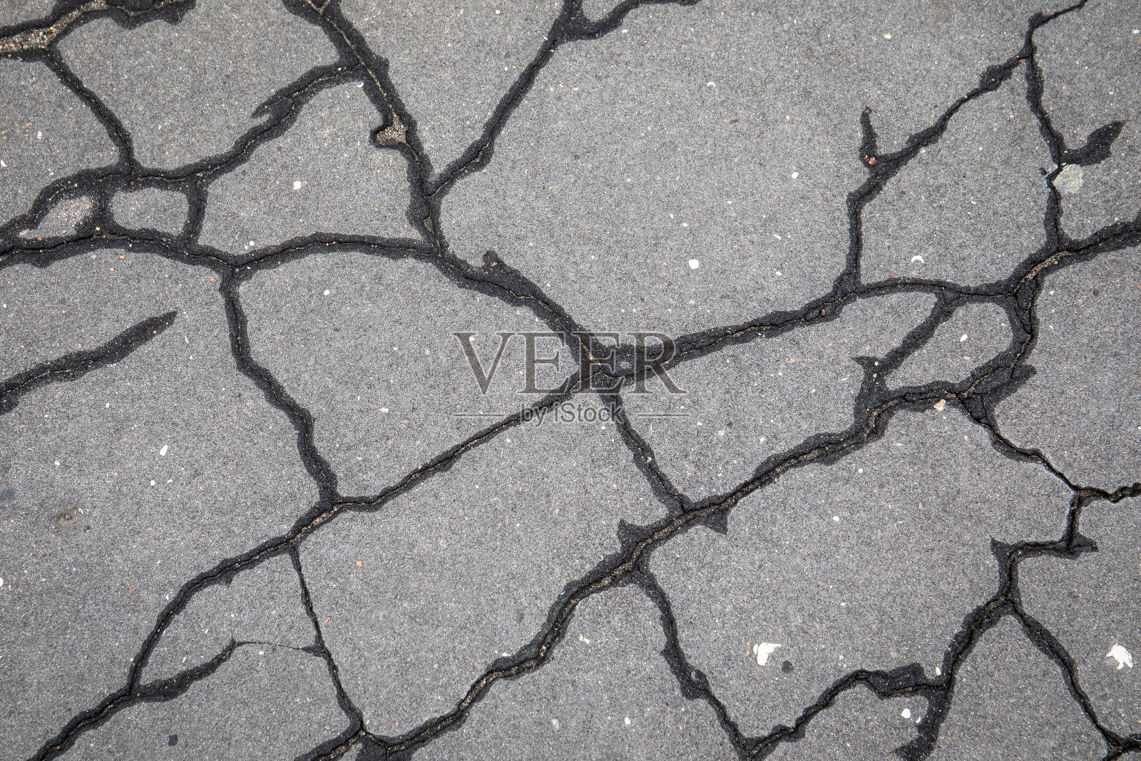 有裂缝的沥青路面。交通、道路维修、天气和质量差的概念照片摄影图片