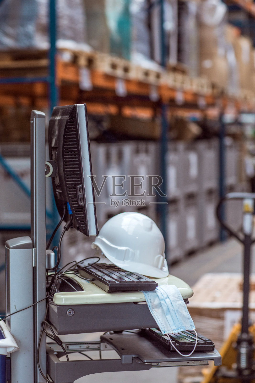 科罗娜为一名男性仓库工人实习照片摄影图片