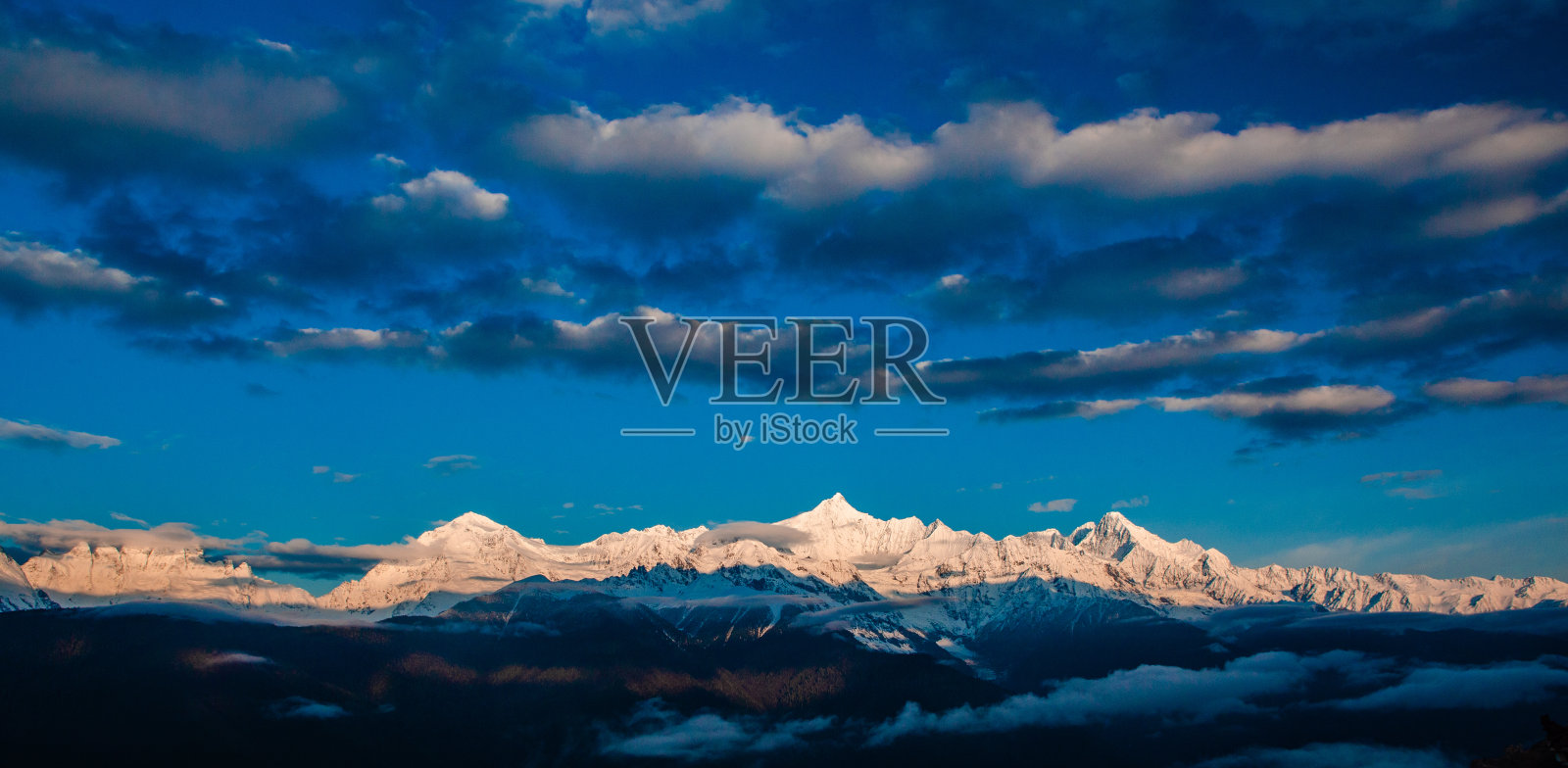 梅里雪山日出照片摄影图片