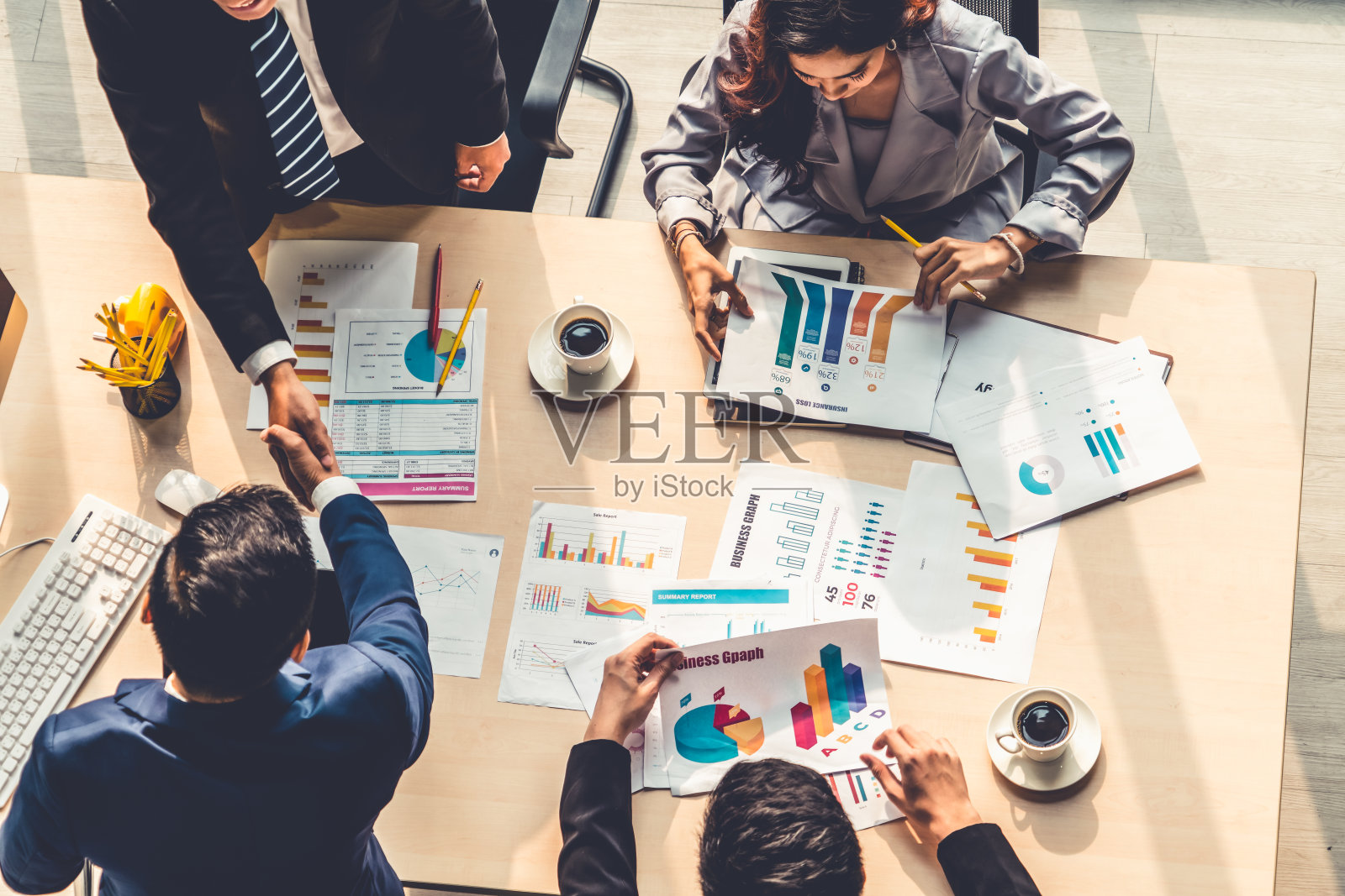 团队商务人员在会议桌上握手照片摄影图片