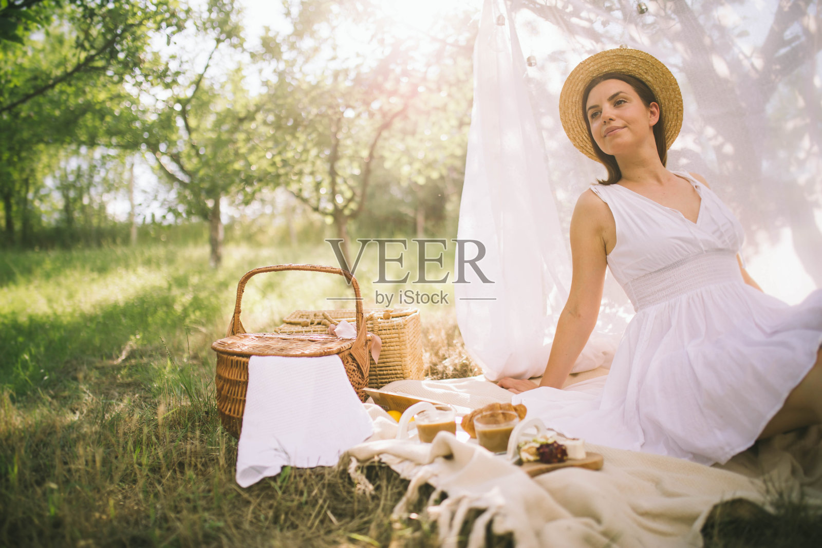 美丽的年轻女子享受自然照片摄影图片