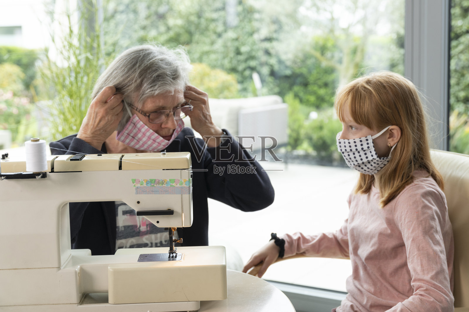 奶奶在缝纫机上照片摄影图片