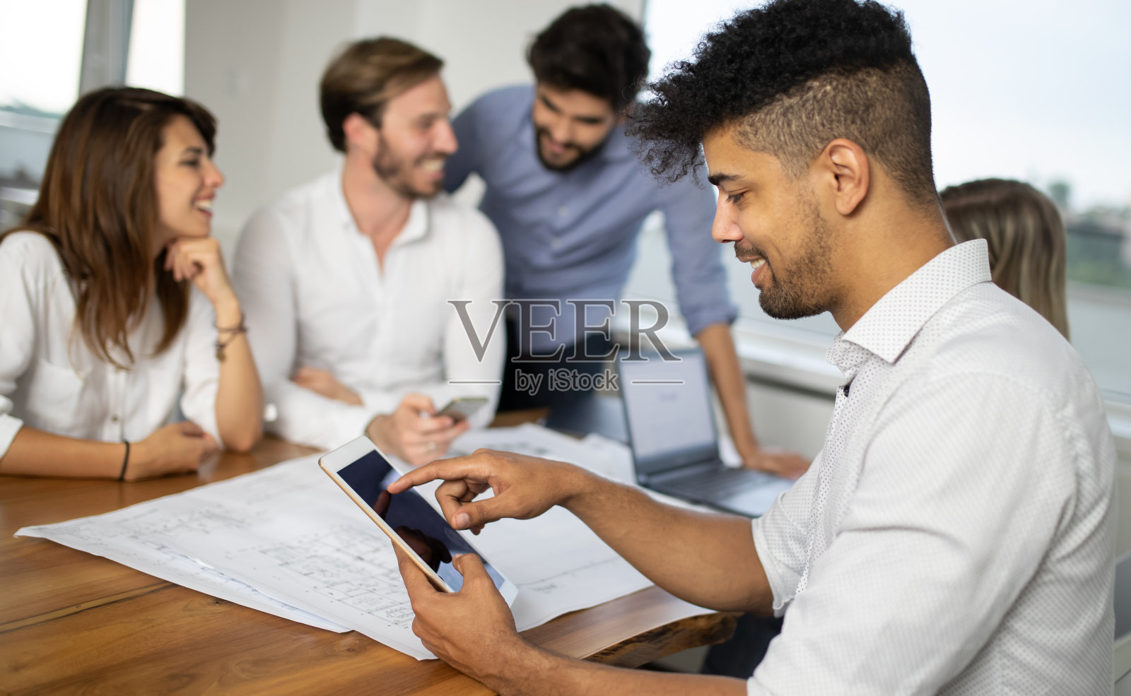 企业家和商人在办公室一起工作照片摄影图片