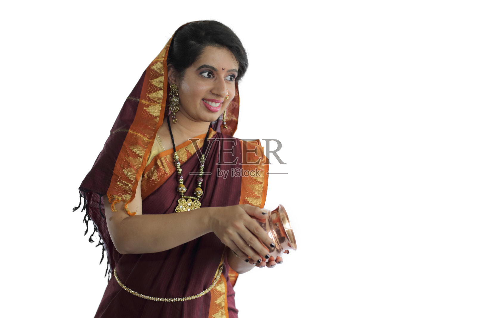 印度女人拿着Pooja物品照片摄影图片