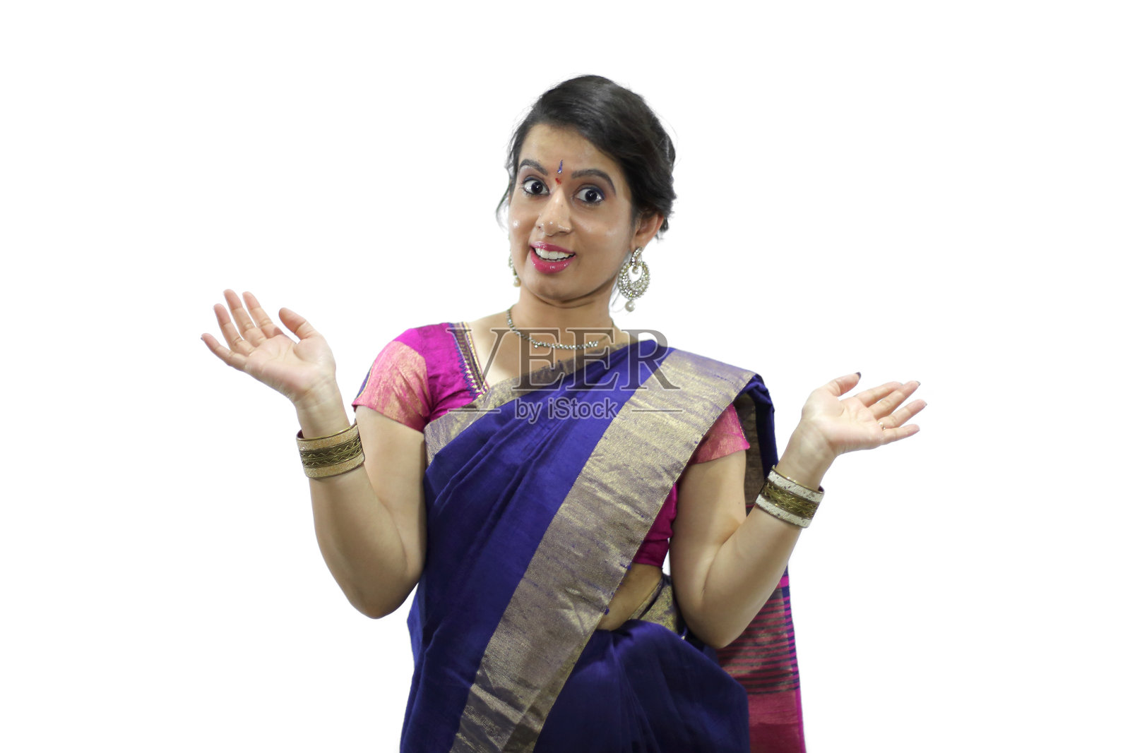 年轻的印度妇女做手势照片摄影图片