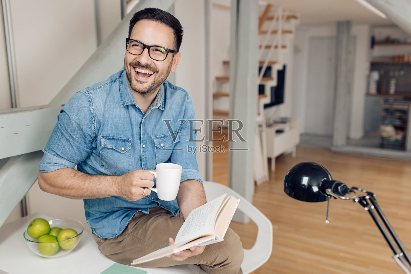 喜欢咖啡和阅读的年轻人照片摄影图片