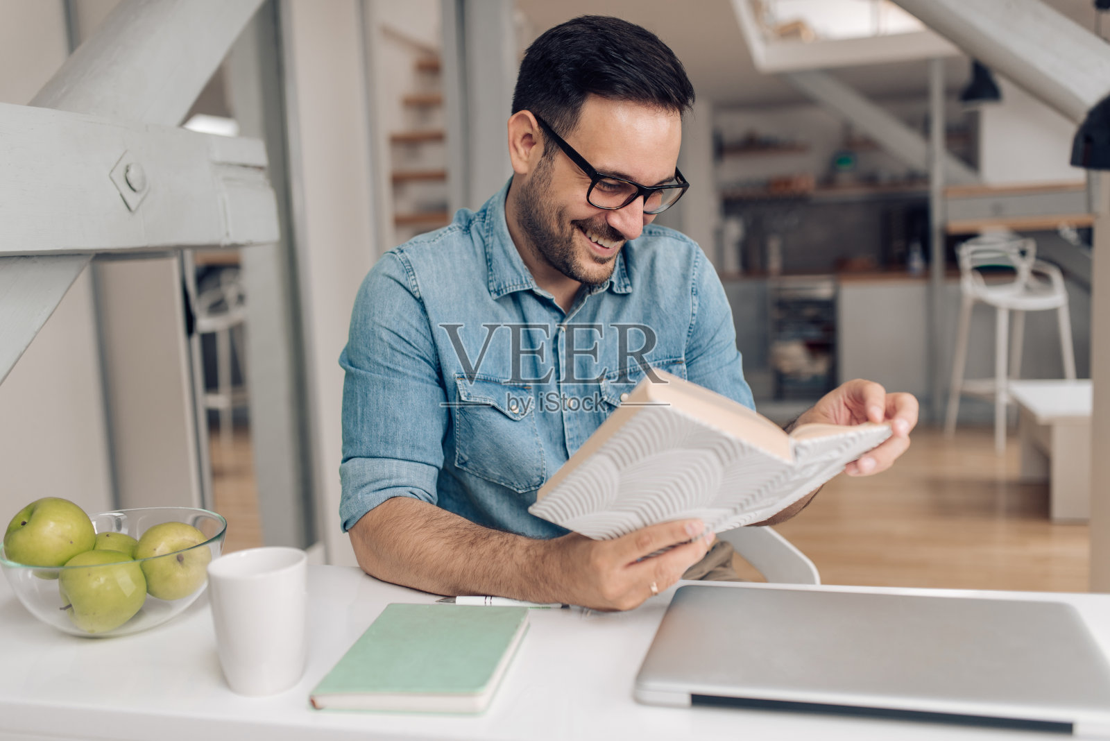 年轻人下班后看书放松照片摄影图片