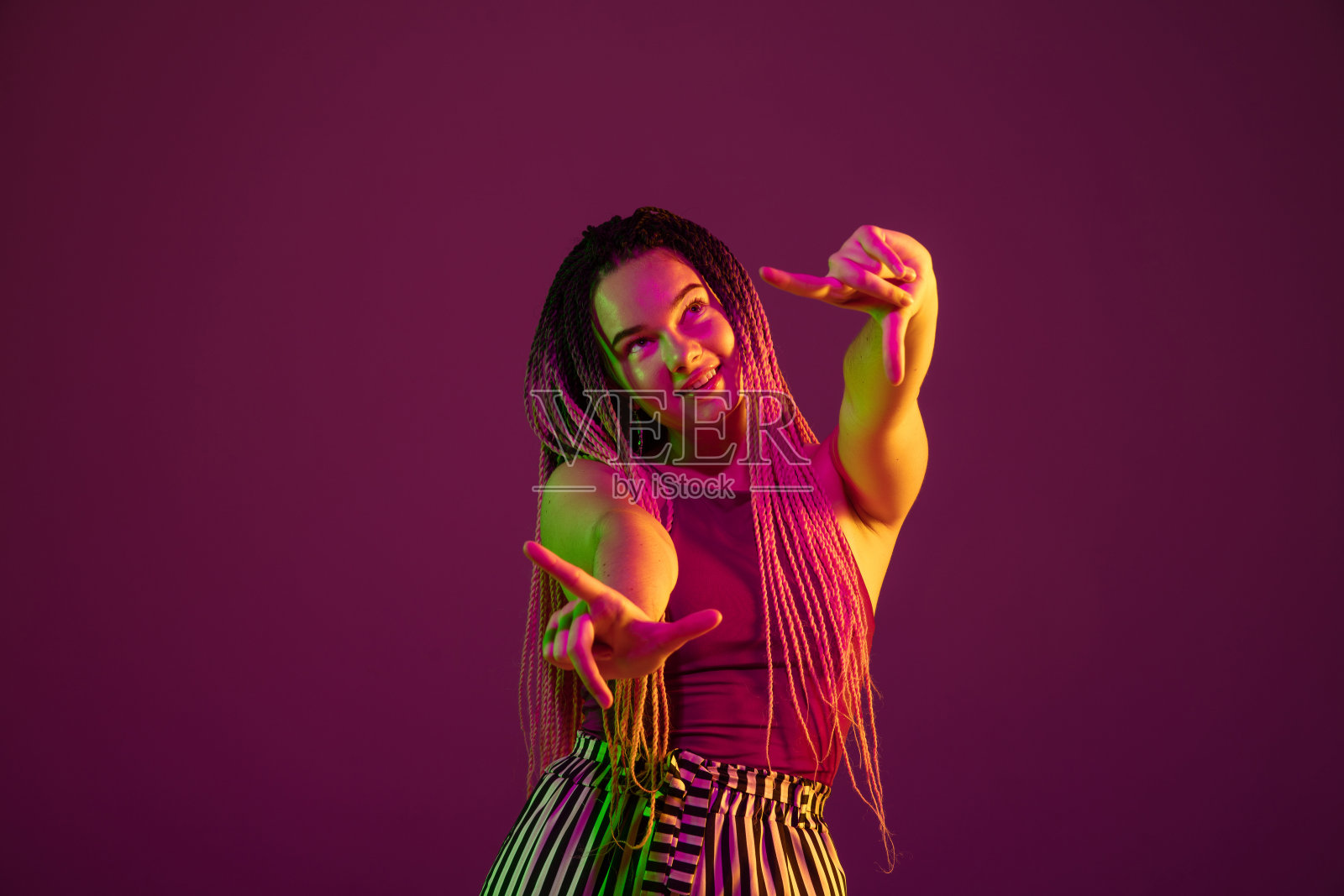 一个年轻的白人女性的肖像在粉红色的背景与copyspace，不寻常和怪异的外观照片摄影图片