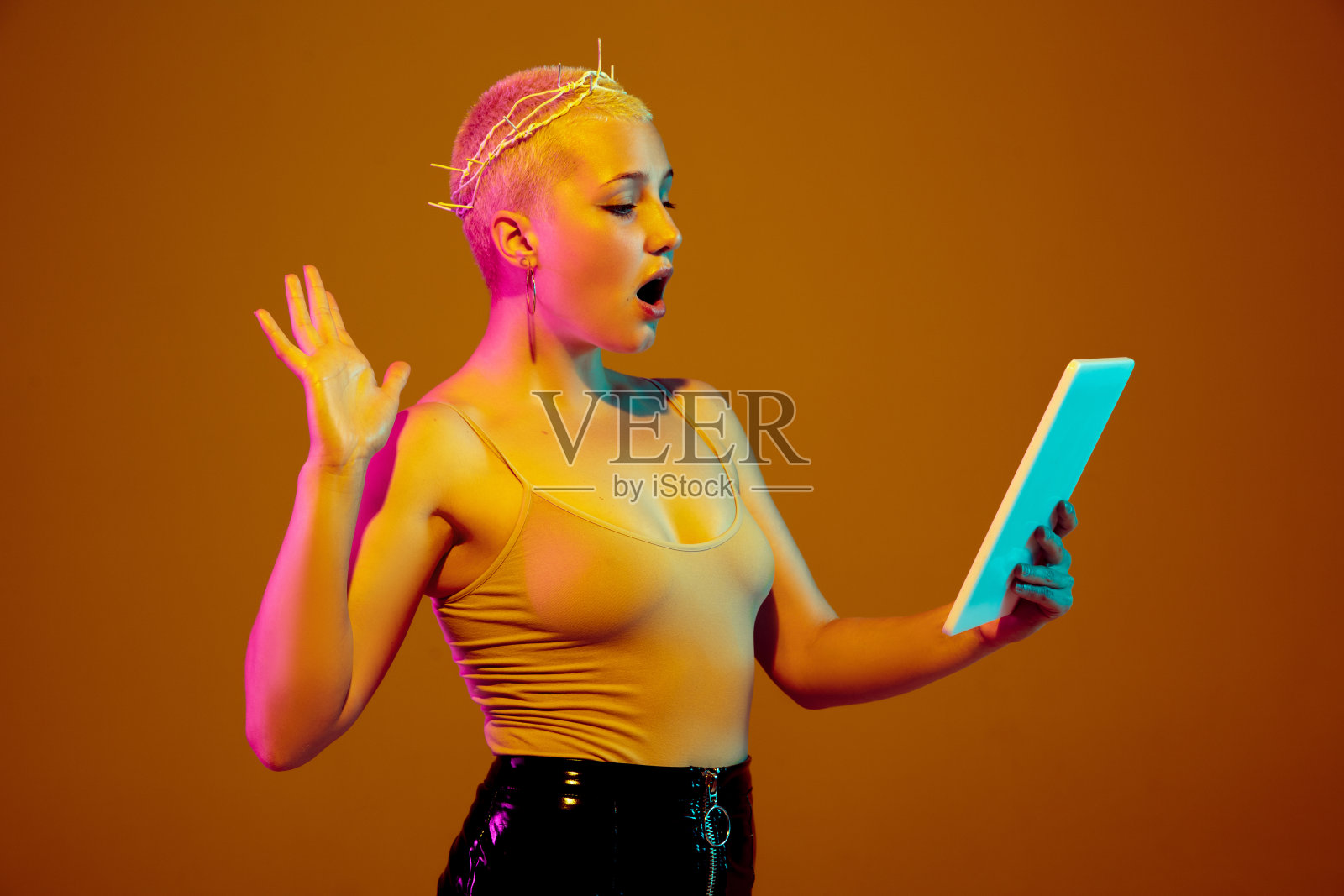 年轻的白人妇女的肖像在时尚的眼镜在棕色的背景与copyspace，不寻常和怪异的外观照片摄影图片