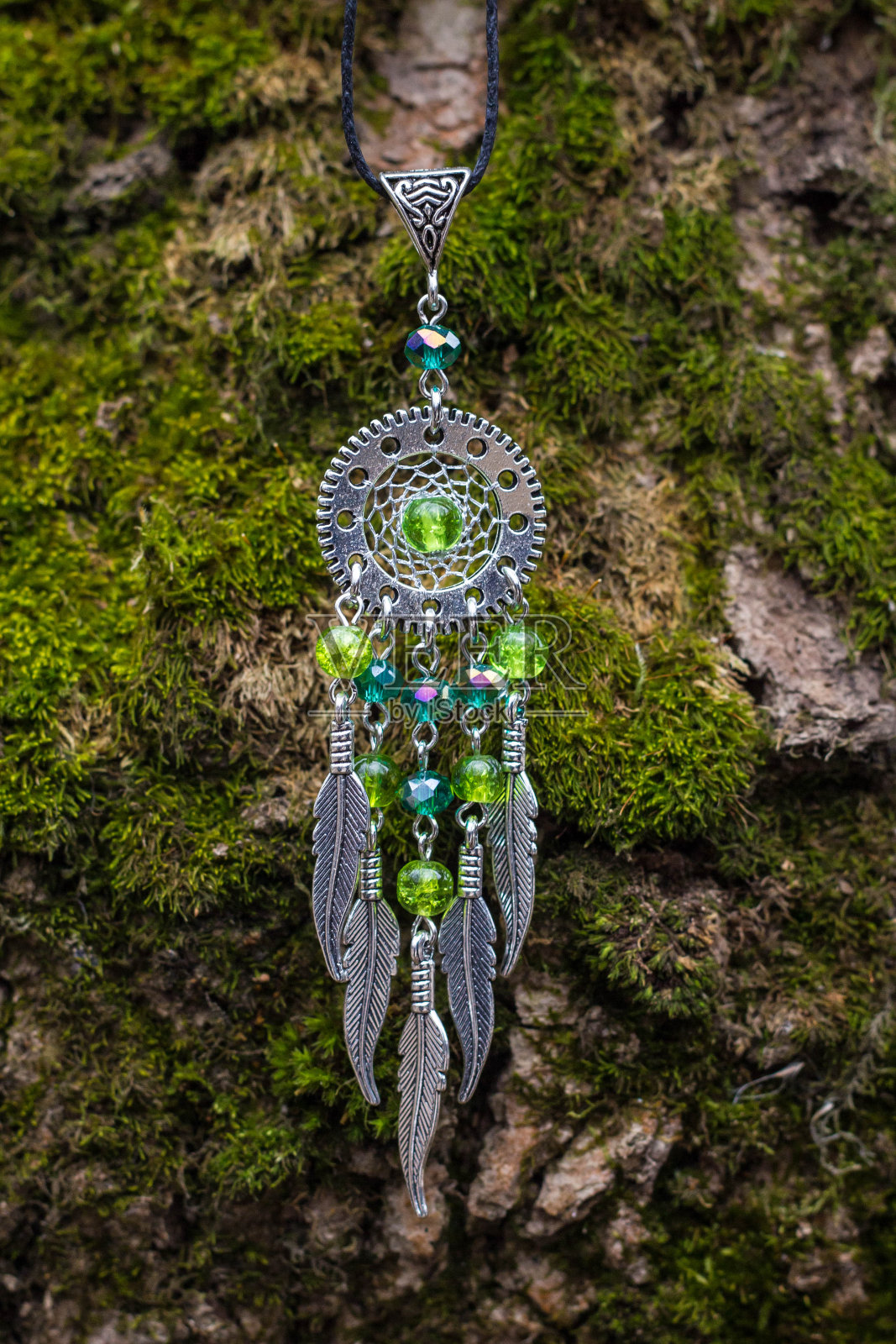 手工捕梦网，用羽毛、线和珠子绳挂照片摄影图片