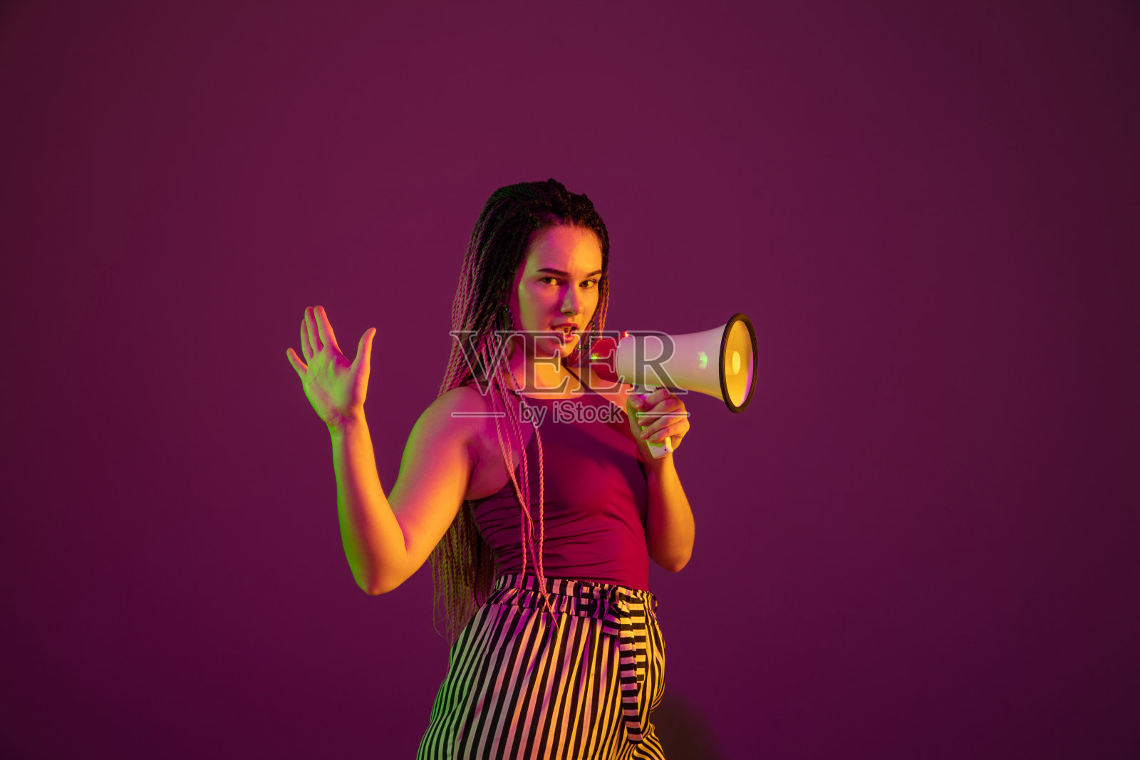 一个年轻的白人女性的肖像在粉红色的背景与copyspace，不寻常和怪异的外观照片摄影图片