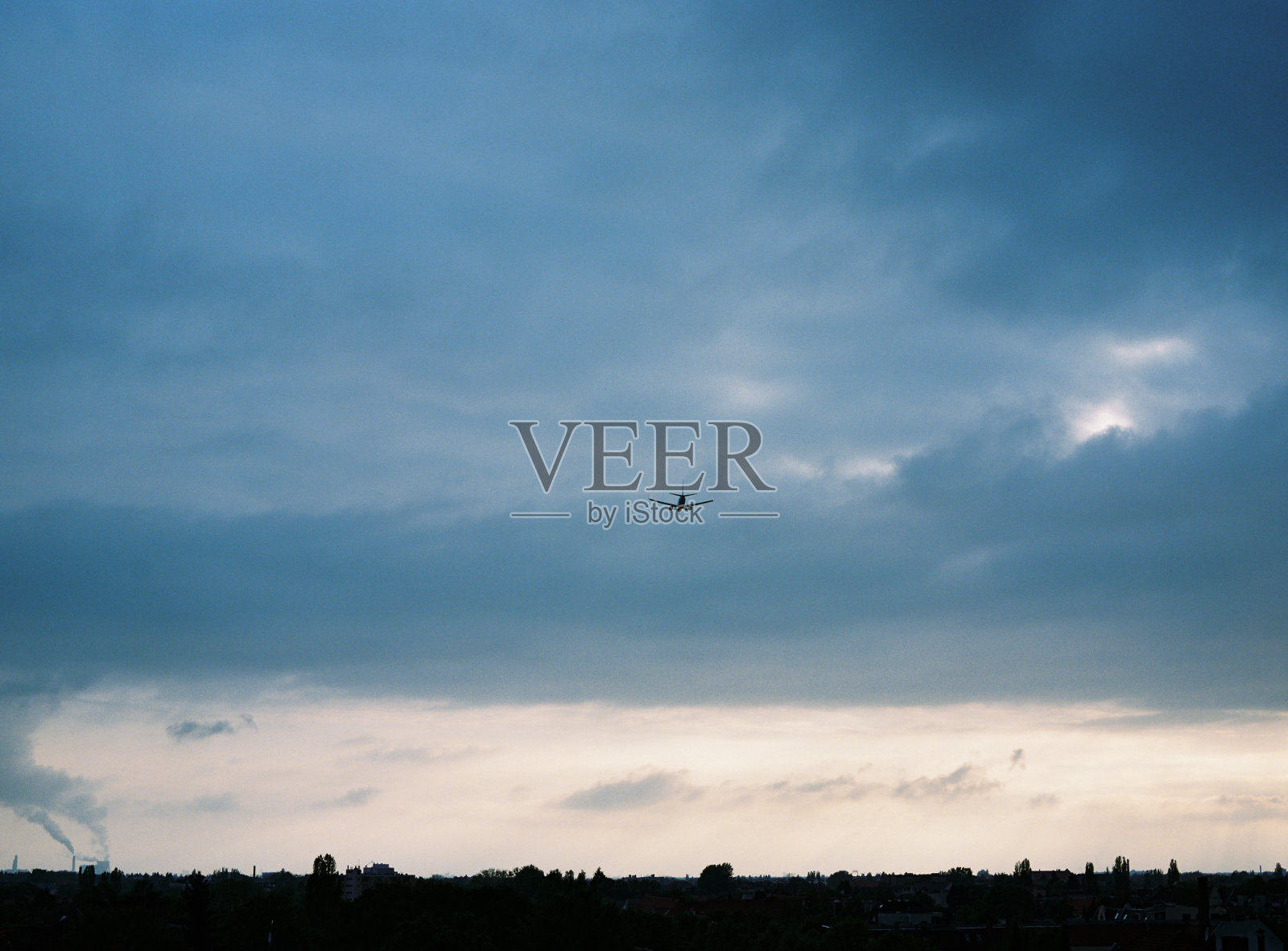 一架飞机正在接近柏林的泰格尔机场照片摄影图片