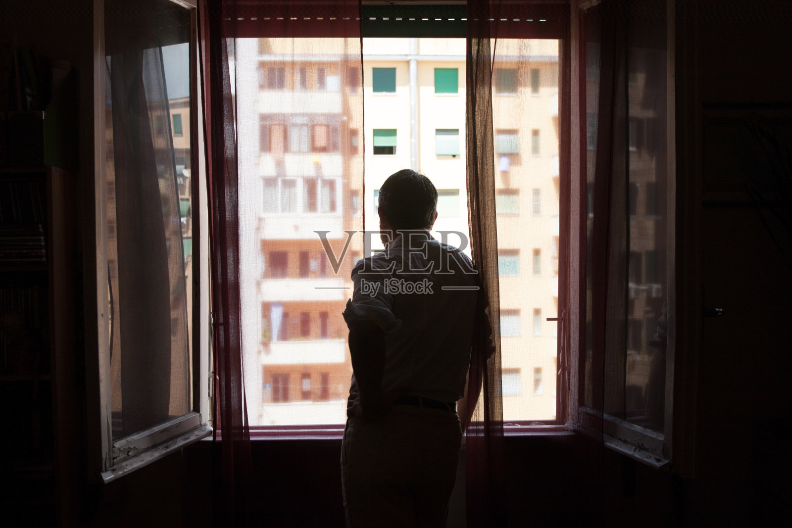 看窗外的人照片摄影图片