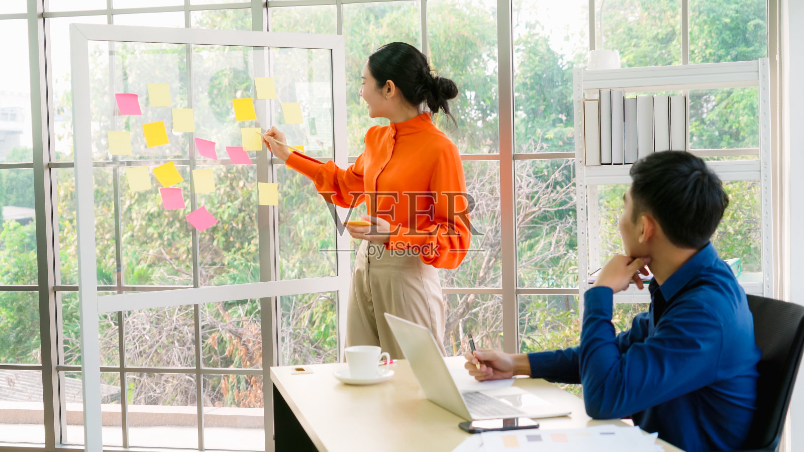 商业人士在项目规划委员会工作照片摄影图片