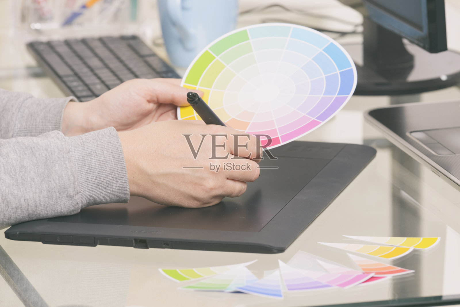 使用图形平板电脑的设计师照片摄影图片