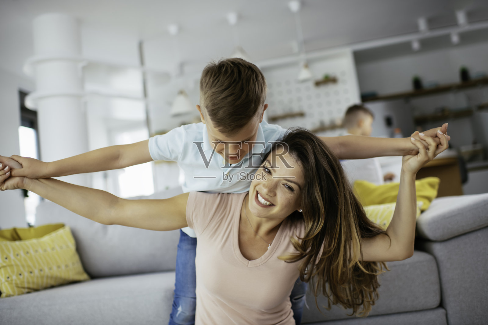 妈妈和儿子在客厅里玩。照片摄影图片