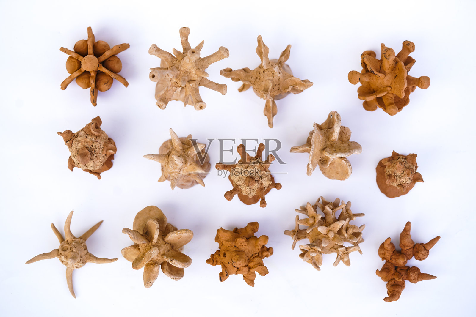 冠状病毒突变的粘土模型在白色背景上出现一个新的版本照片摄影图片