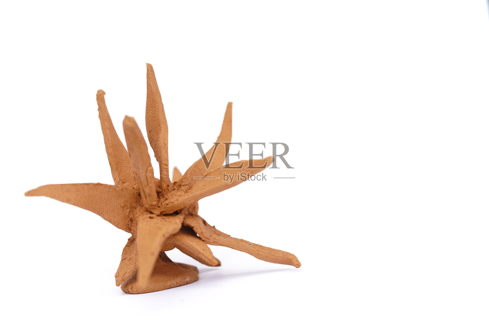 冠状病毒突变的粘土模型，一个新的版本出现在白色背景上照片摄影图片