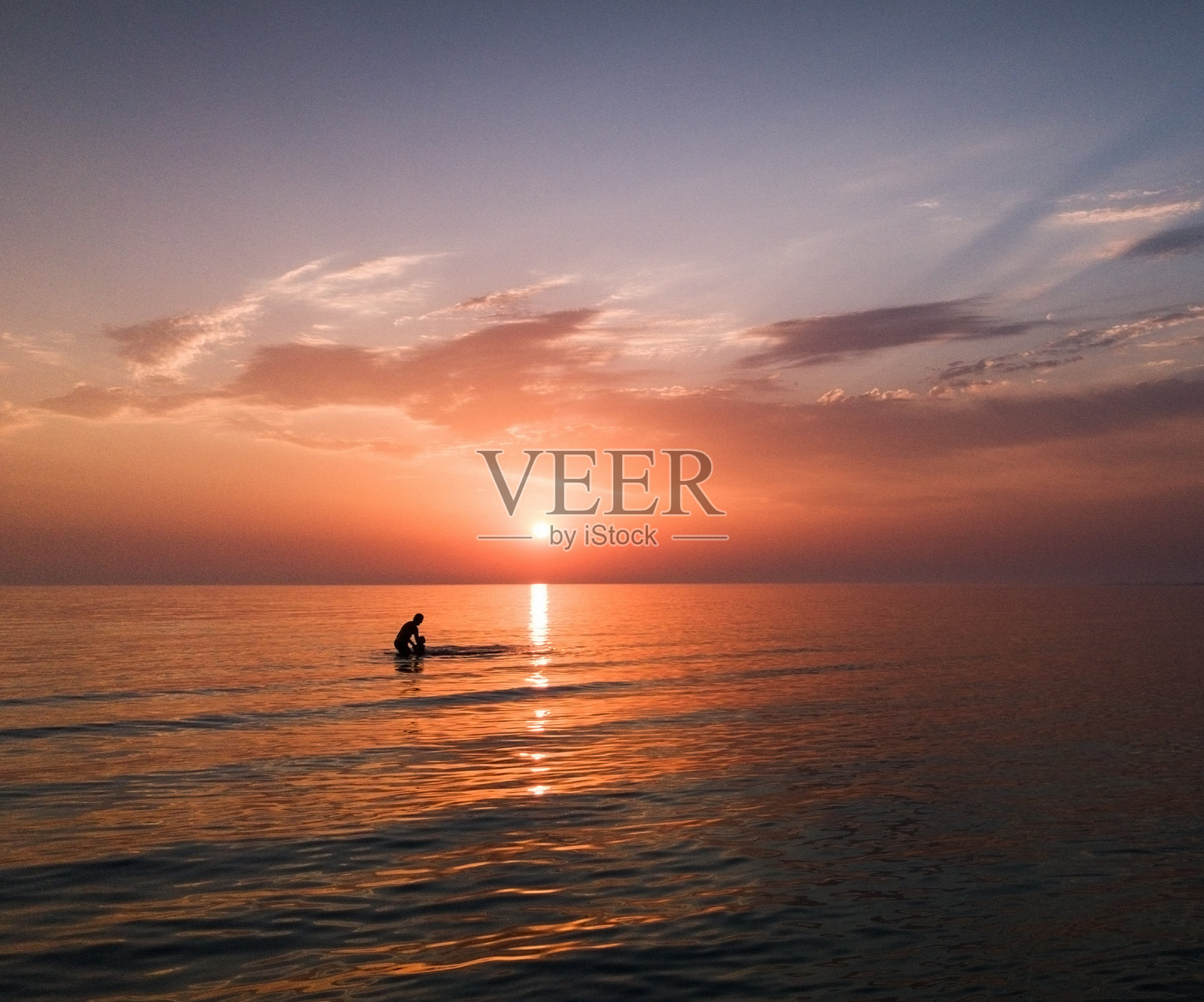 日出海滩上的人们照片摄影图片