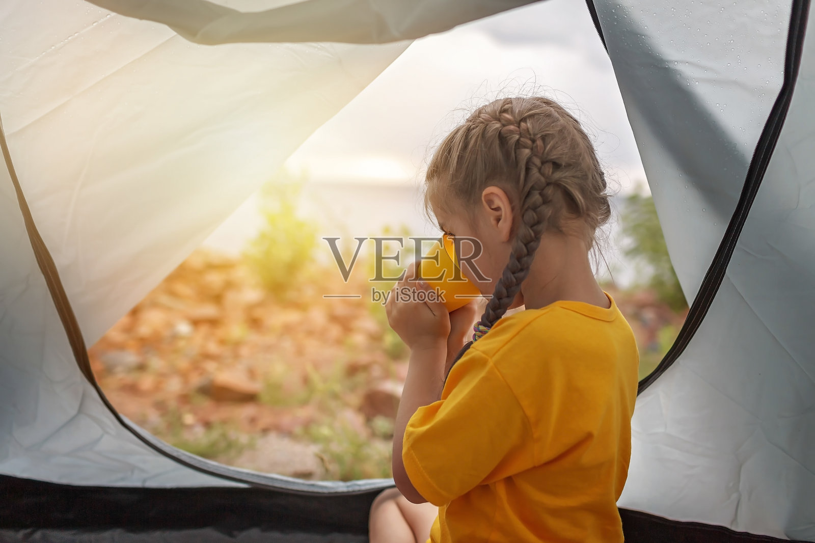 家庭的地方度假。孩子们在营地的露营帐篷里休息，积极的生活方式照片摄影图片