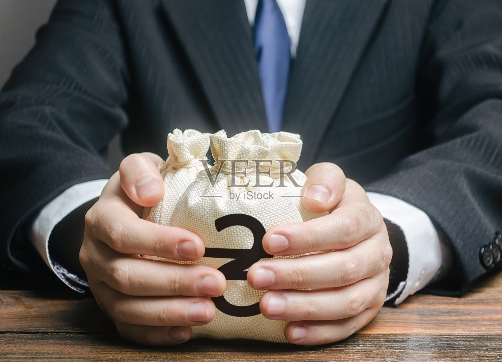 商人拥抱乌克兰格里夫尼亚钱袋。预算,税收征管。给予商业项目融资。贸易、经济。增长贪污回扣，挪用公款。提供贷款。照片摄影图片