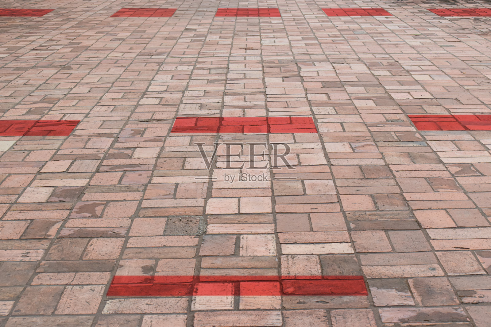 新常态，站在地板上，保持社交距离。照片摄影图片